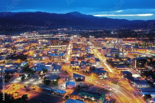 Billede på lærred Downtown Colorado Springs with Rocky Mountains and Pike's Peak