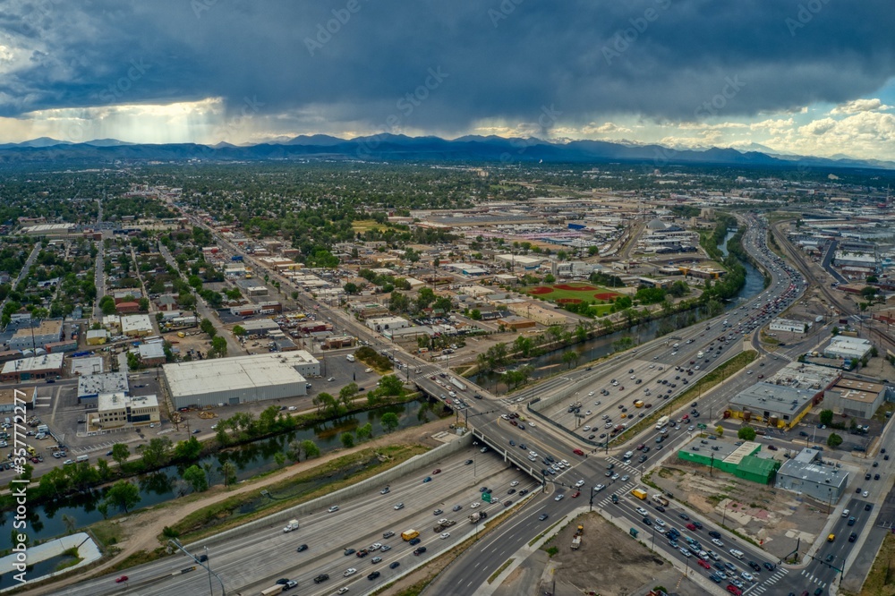 Fototapeta premium Widok z lotu ptaka na panoramę Denver z ruchu w deszczowy dzień
