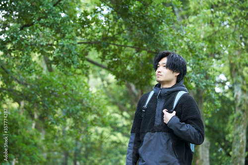 ハイキングを楽しむ若い日本の男性