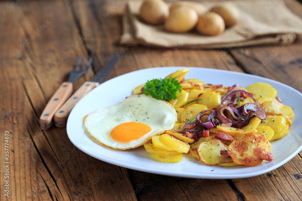 Spiegelei auf Bratkartoffeln mit Zwiebeln Spiegelei auf Bratkartoffeln mit Zwiebeln
