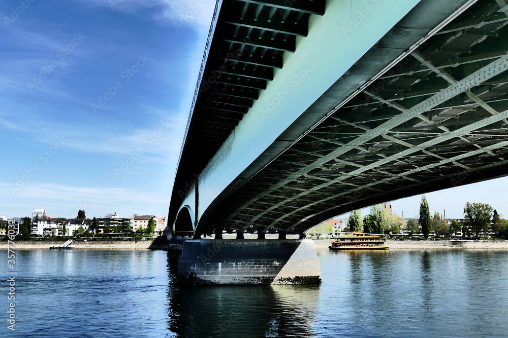 Blick von unten auf die Kennedybrücke - Impressiv in Bonn am Rhein Blick von unten auf die Kennedybrücke - Impressiv in Bonn am Rhein