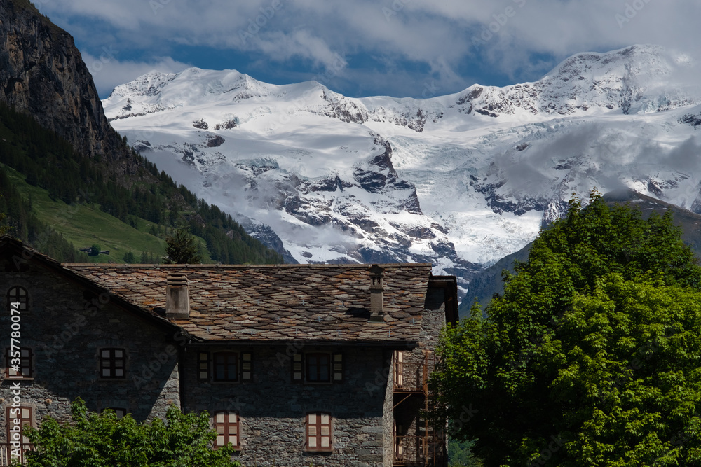 Paesaggio naturale di montagna con casa tradizionale