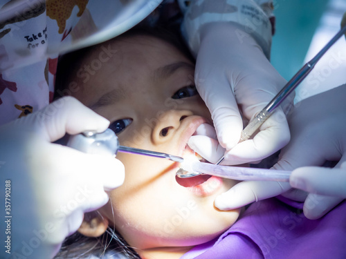 The dentist treats the child. Keeping baby teeth.