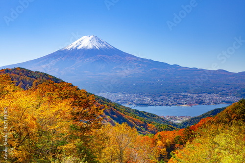 富士山と紅葉、山梨県南都留郡富士河口湖町御坂峠にて