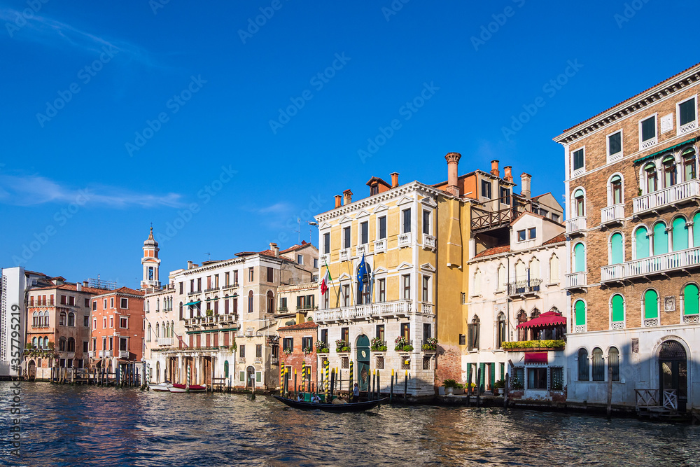 Blick auf den Canal Grande mit Gondel in Venedig, Italien