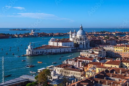 Blick auf die Kirche Santa Maria della Salute in Venedig, Italien © Rico Ködder