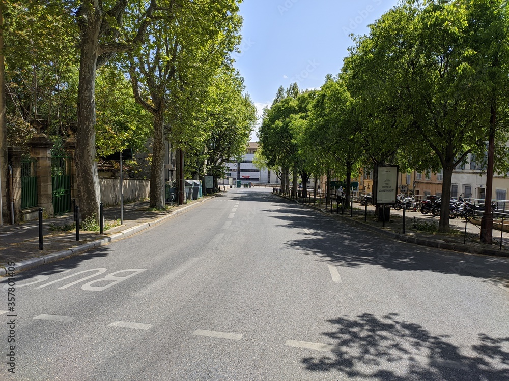 Aix en Provence, les calissons, ses grandes portes en bois, ses scultures et cette ville médiéval reconnue par le mondial de l'unesco pour son art et ses fontaines d'eau anthiquité