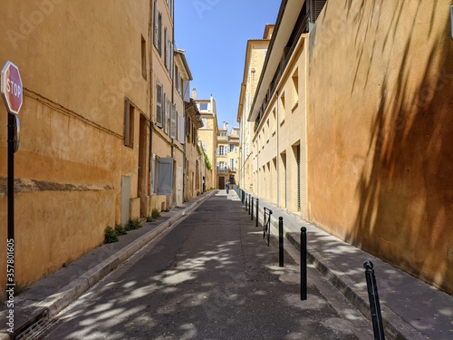 Aix en Provence  les calissons  ses grandes portes en bois  ses scultures et cette ville m  di  val reconnue par le mondial de l unesco pour son art et ses fontaines d eau anthiquit  