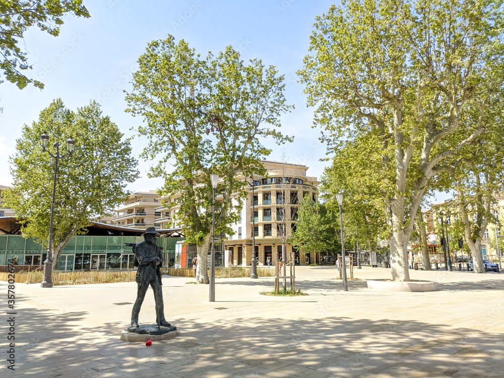 Aix en Provence, les calissons, ses grandes portes en bois, ses scultures et cette ville médiéval reconnue par le mondial de l'unesco pour son art et ses fontaines d'eau anthiquité Aix en Provence, les calissons, ses grandes portes en bois, ses scultures et cette ville médiéval reconnue par le mondial de l'unesco pour son art et ses fontaines d'eau anthiquité