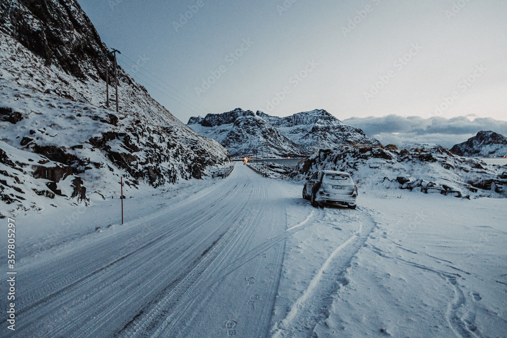 Norwegen Lofoten - Auto im Winter Norwegen Lofoten - Auto im Winter