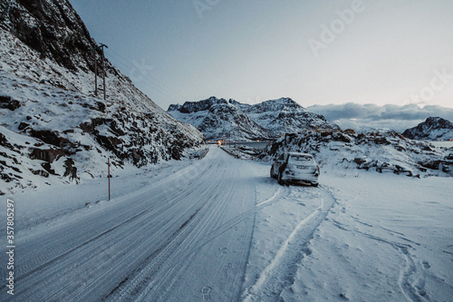 Norwegen Lofoten - Auto im Winter © Sio Motion
