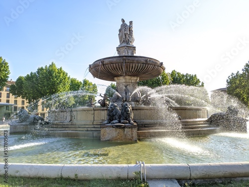 Aix en Provence, les calissons, ses grandes portes en bois, ses scultures et cette ville médiéval reconnue par le mondial de l'unesco pour son art et ses fontaines d'eau anthiquité