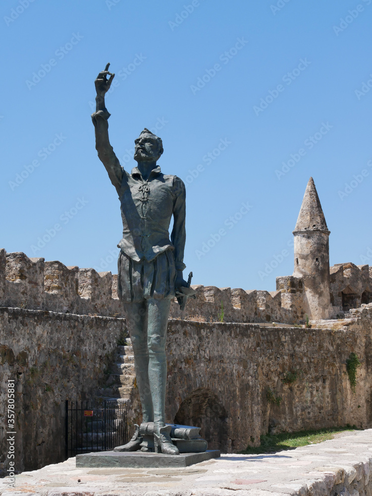 Estatua de Cervantes en el puerto de Lepanto, Grecia