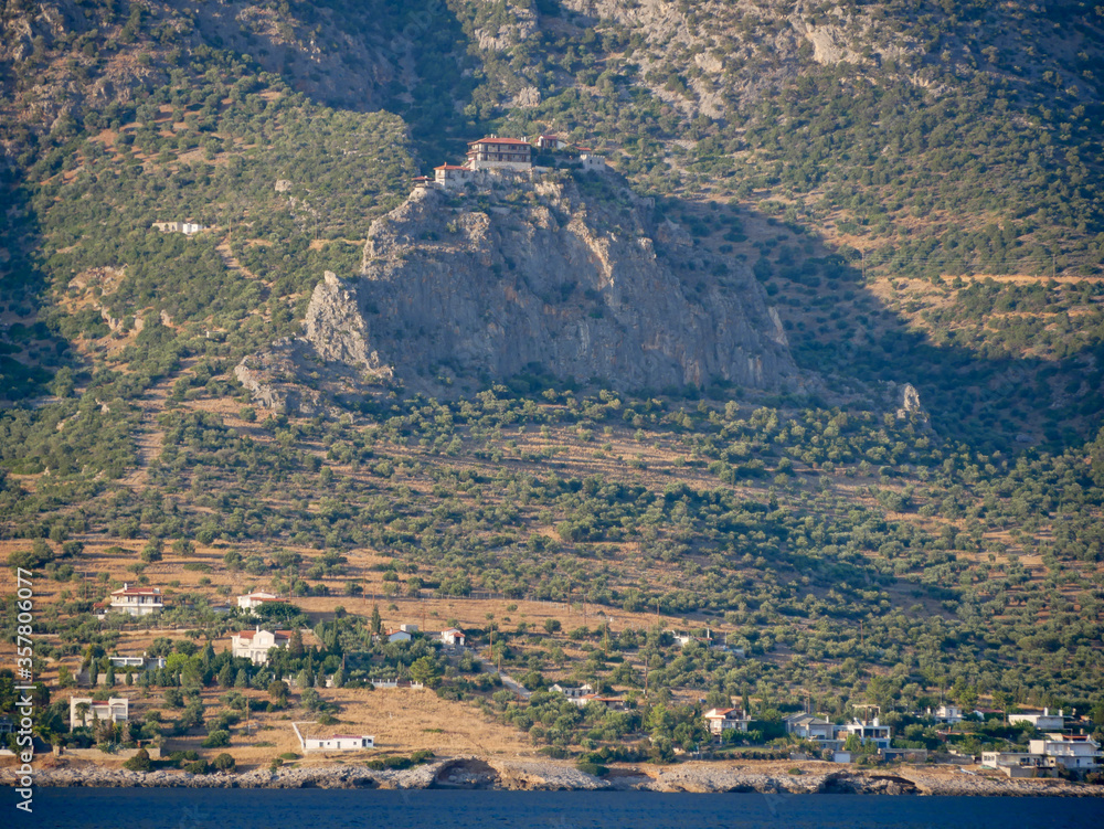 Monasterio ortodoxo griego de san Teodoro en la costa del golfo de Corinto, Grecia, vistos desde el mar  