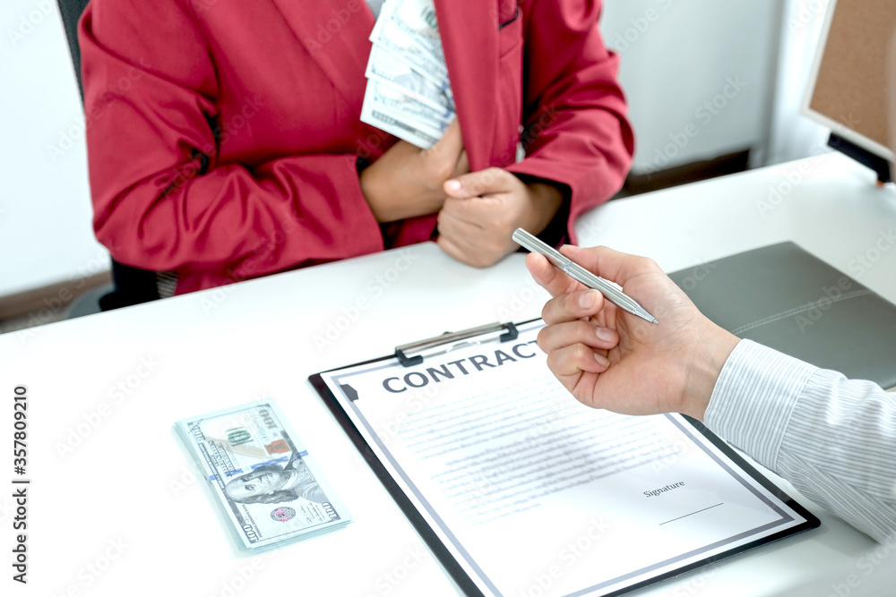 Obraz premium The business owner personally signed the deal, closing the deal by accepting bribes. The idea of ​​corruption and venality concept