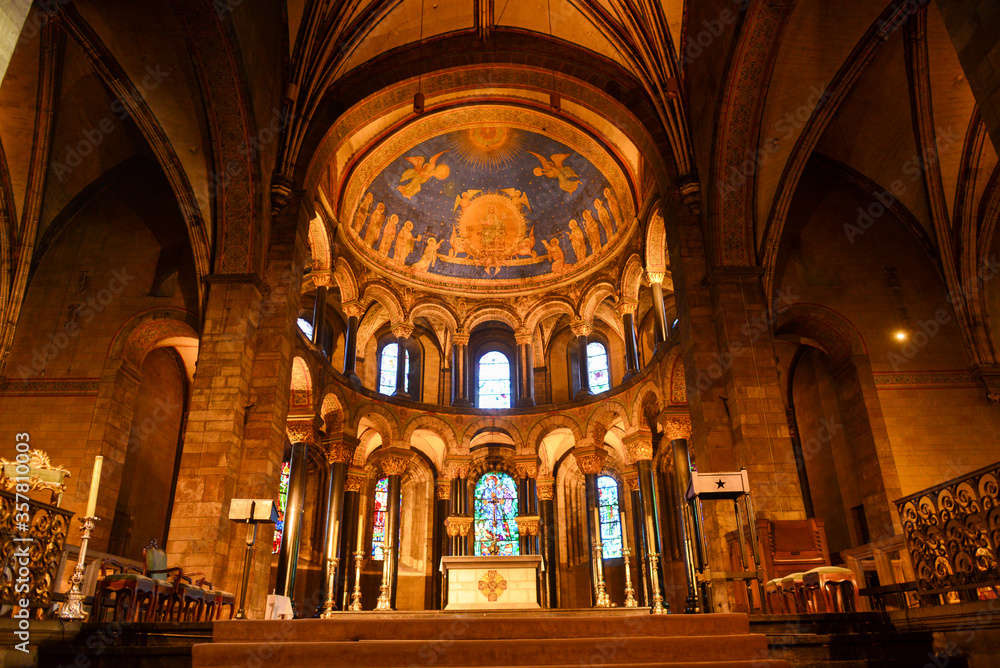 Fototapeta premium Innenansicht der Liebfrauenbasilika Maastricht-Niederlande