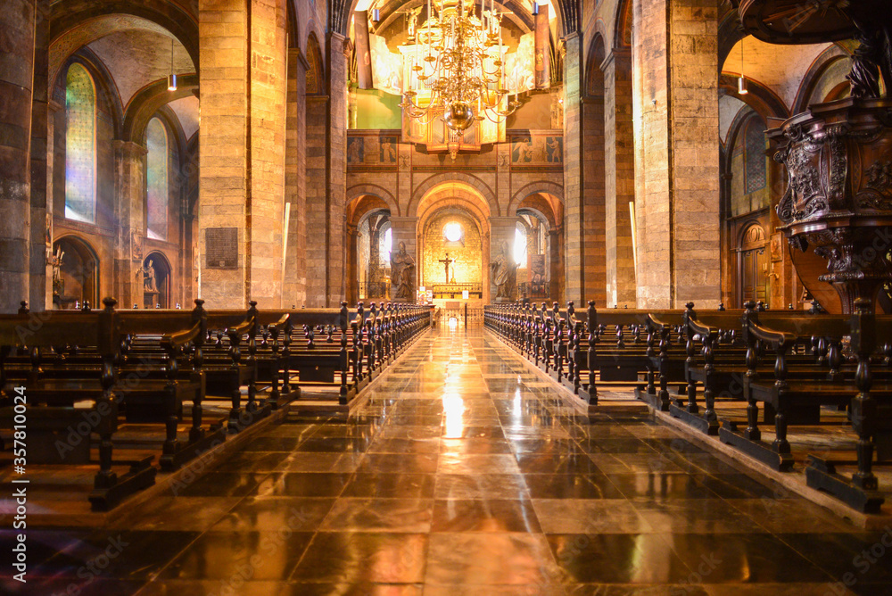 Innenansicht der Liebfrauenbasilika Maastricht-Niederlande Innenansicht der Liebfrauenbasilika Maastricht-Niederlande
