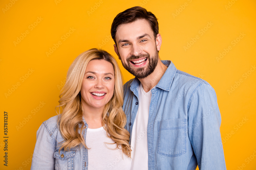 Photo pretty wife lady handsome husband guy couple hugging ignore social distancing good mood in love perfect pair wear casual denim shirts clothes isolated yellow color background Photo pretty wife lady handsome husband guy couple hugging ignore social distancing good mood in love perfect pair wear casual denim shirts clothes isolated yellow color background