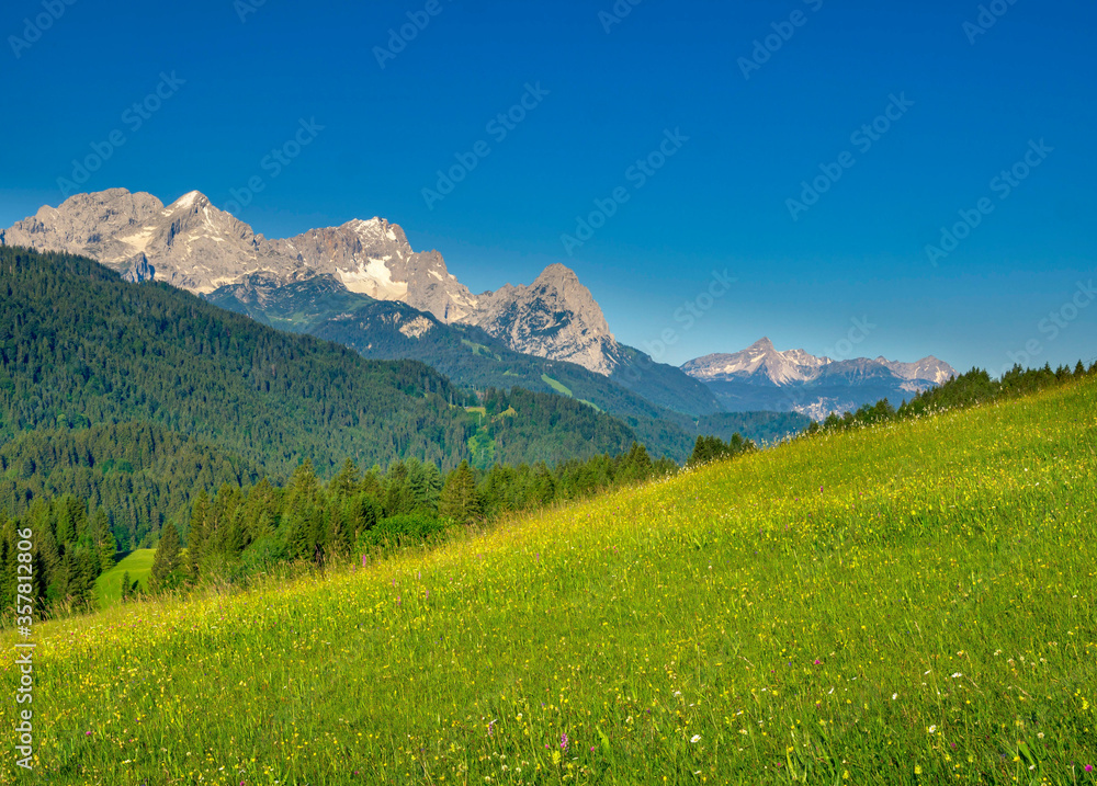 Berglandschaft mit Gipfel der Zugspitze und Alpspitze, Bayern, Deutschland
