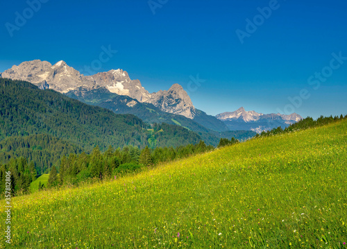 Berglandschaft mit Gipfel der Zugspitze und Alpspitze, Bayern, Deutschland