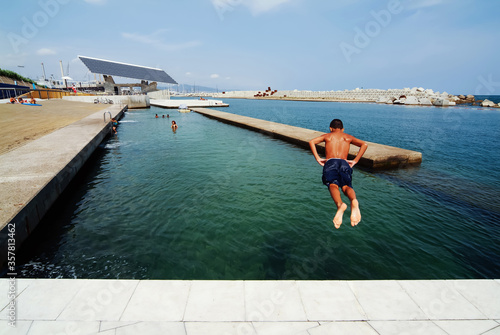 Canvas Print Spain - Barcelona : The Young People Jumping To Sea To Swim