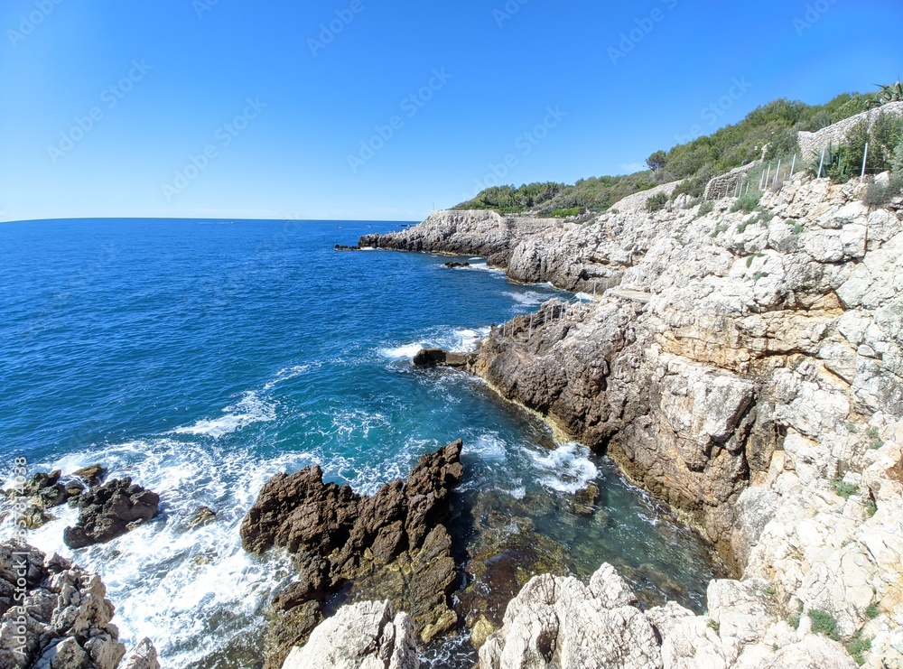 Cap d'Antibes, pointe de l'îlette environnement rocheux, mer méditerranée avec vagues côte d'azur france europe été 2020 Cap d'Antibes, pointe de l'îlette environnement rocheux, mer méditerranée avec vagues côte d'azur france europe été 2020
