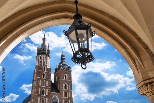 Kościół Mariacki na tle nieba, Stare Miasto, Kraków, Polska.