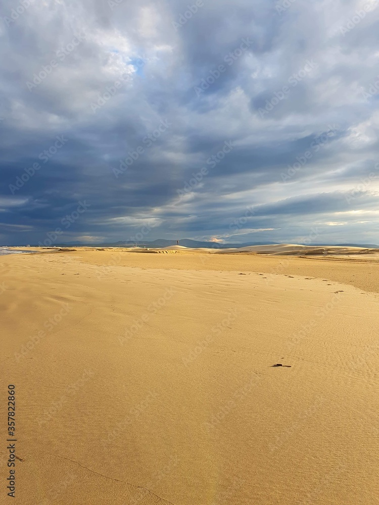 Plage de sable blanc à Perpignan, sud ouest de la France avec la mer méditerranée proche de l’Espagne et ses grandes rives ensoleillé par une journée d'été 2020 couché de soleil