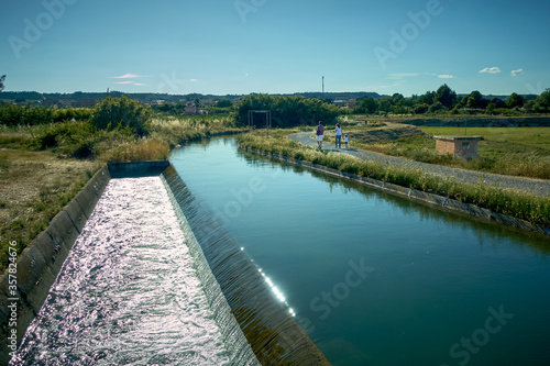 Wallpaper Mural familia paseando en el desconfinamiento covid19 Torontodigital.ca