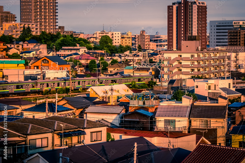 横浜線と夕焼けに照らされる横浜の街並み