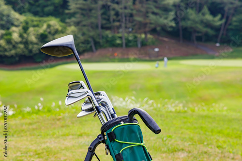 新緑の芝生が綺麗なゴルフ場とゴルフクラブのセット