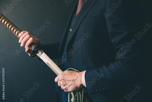 日本刀を携えたスーツの男性