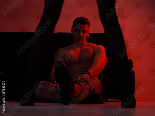 Cuadro en lienzo Girl seduces a muscular guy
