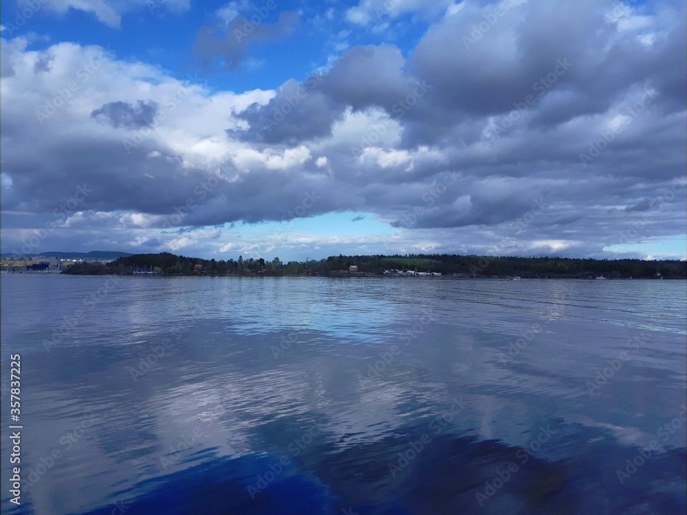 Reflection of the sky in blue water - Lysaker 