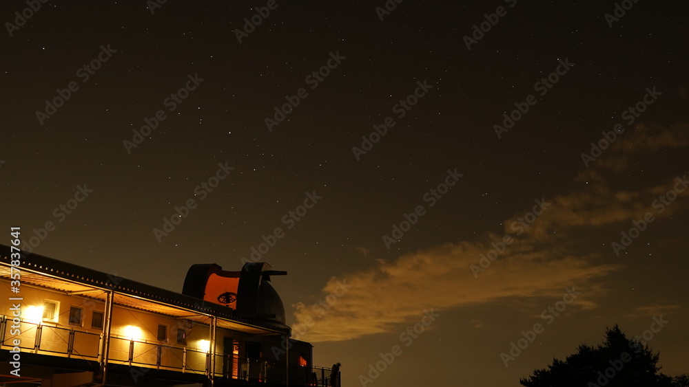 Fototapeta premium 天文台と星空