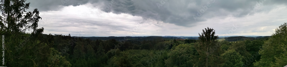 Panorama mit Wald und dunklen Wolken Panorama mit Wald und dunklen Wolken