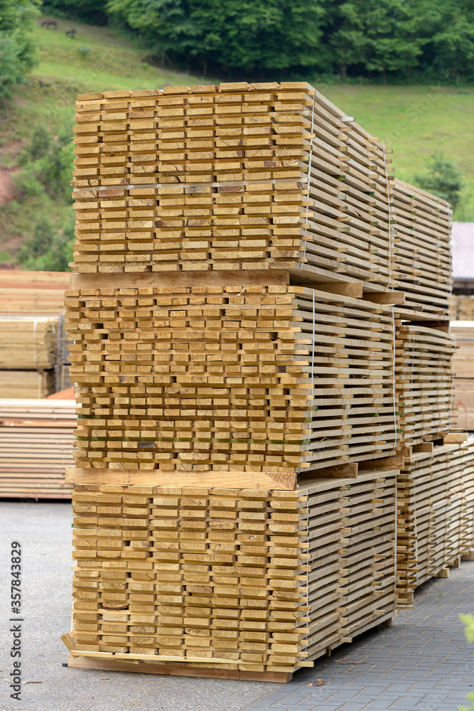 bois découpé de scierie stocké et aéré bois découpé de scierie stocké et aéré