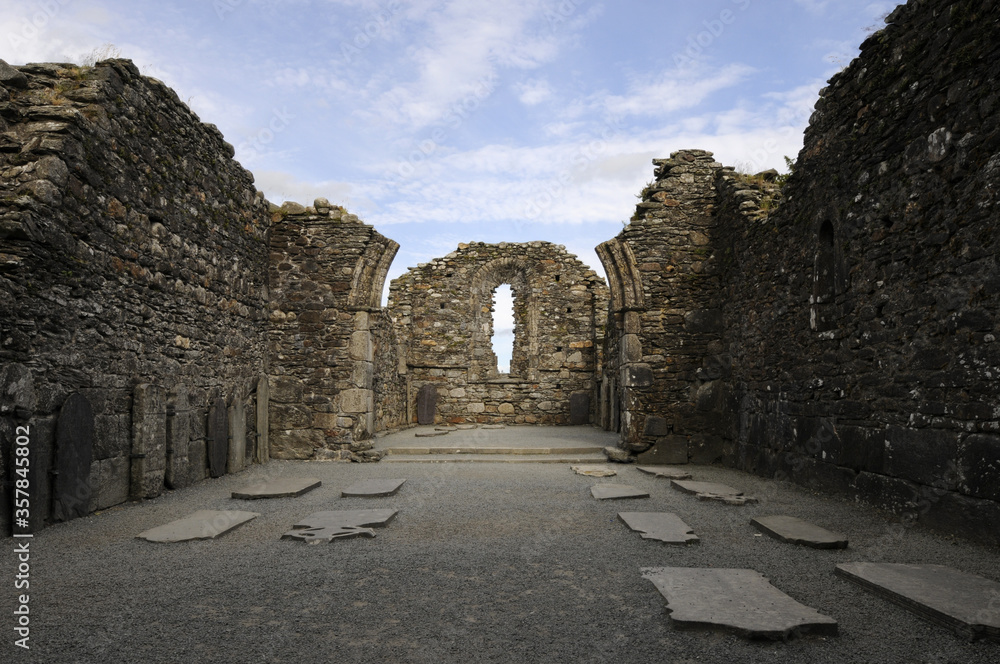 Vue sur les murs de pierre à l'intérieur d'une ruine, un ancien château ou une vieille église, près de Glendalough en Irlande.