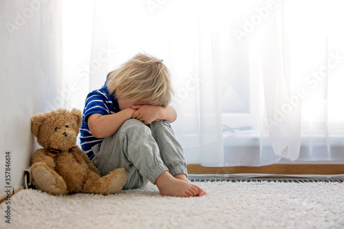 Foto Child, toddler boy, punished in the corner for making mischieves