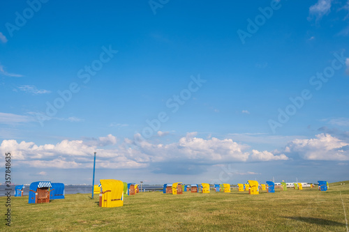 Strandkörbe am Strand bei Burhave/Deutschland an der Nordsee