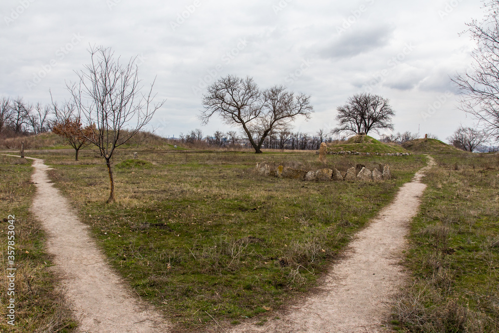 Naklejka premium Trail on the island of Khortytsia in Zaporizhzhya in early spring. Ukraine