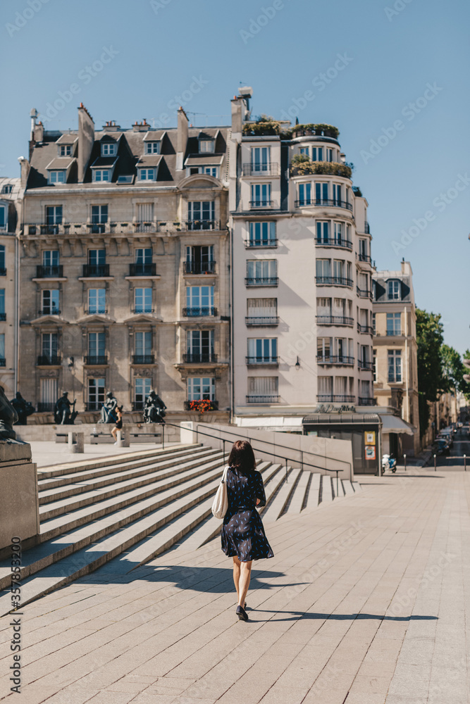 Obraz premium woman walking on the street