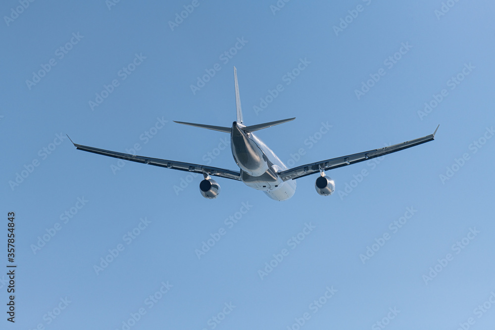 青空を飛ぶ旅客機 青空を飛ぶ旅客機