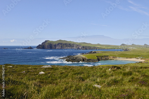 Wallpaper Mural Vue sur la Baie de Dingle, ses champs, ses collines, ses falaises, ses rochers et sa verdure se détachant sur un ciel bleu et une mer indigo. Torontodigital.ca