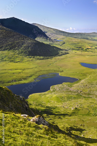 Vue sur les collines verdoyantes  la vall  e et les lacs bleus en contrebas du Conor Pass dans la baie de Dingle en Irlande.
