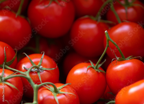 Caja de tomates en un mercado