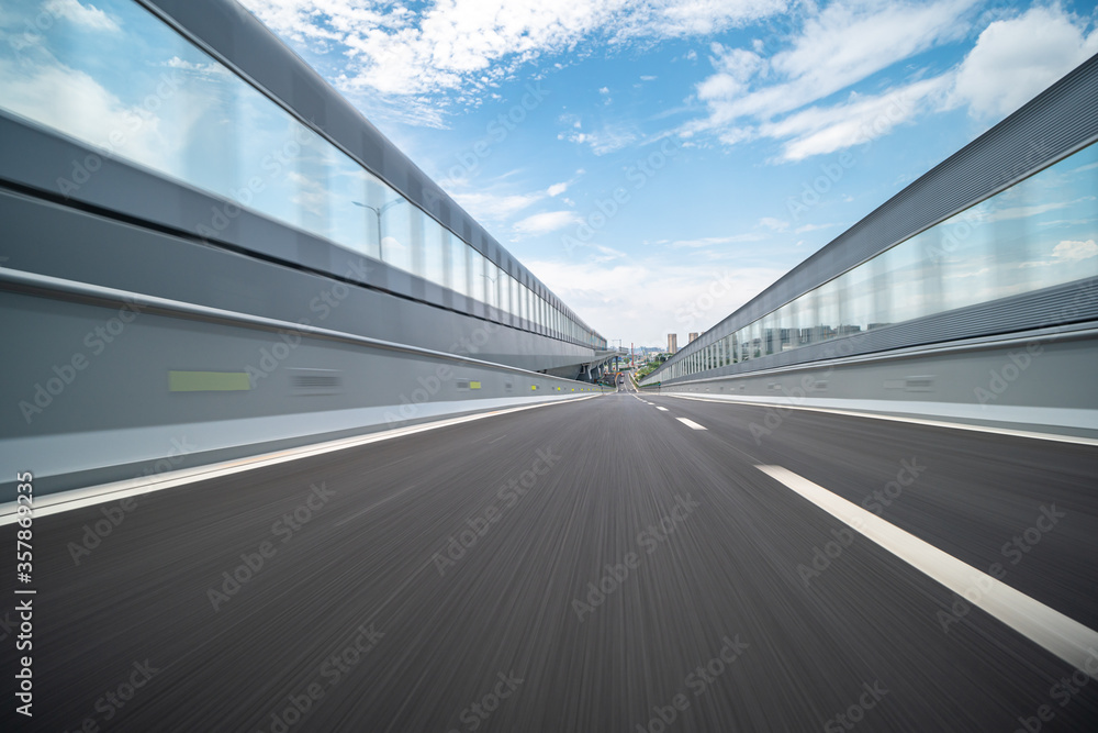 Obraz premium road in city skyline