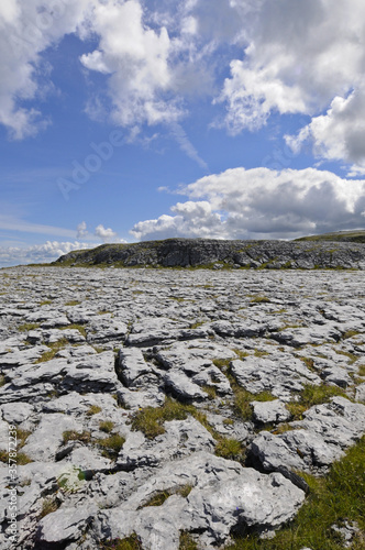 Paysage lunaire des Burren dans le compté de Clare en Irlande. Les rochers couvrant le sol donnent un aspect mystique à cause de l'érosion par l'eau à travers le calcaire.