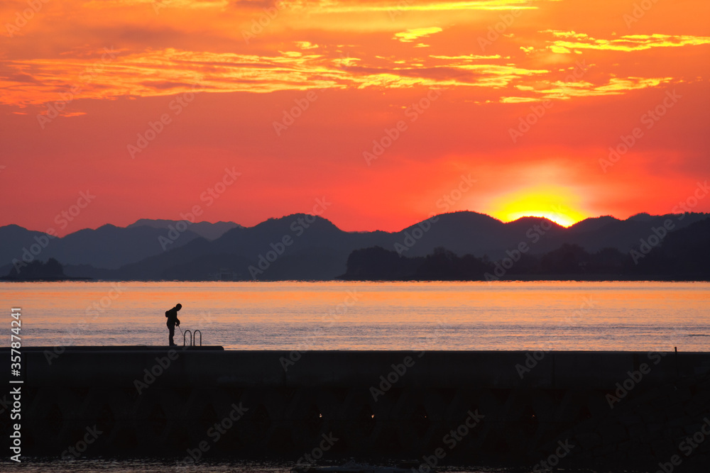 夕陽の釣り人