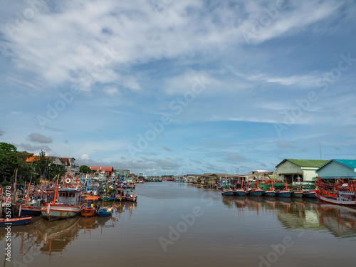 Many boats in the blue sea and clear sky, and the boats are in many colors and are at the estuary.